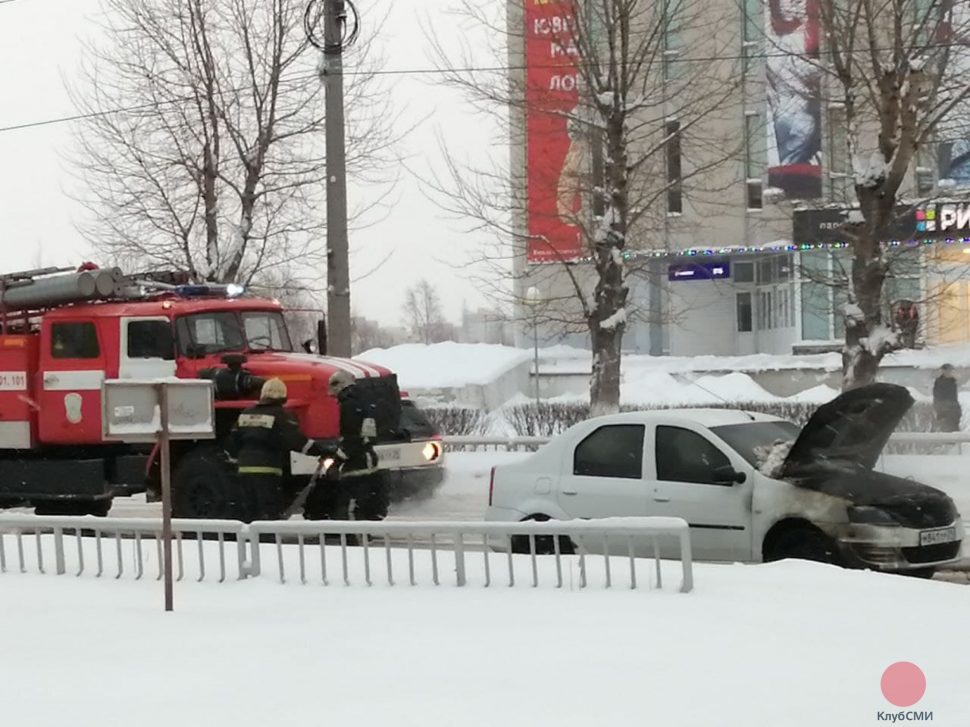 В Северодвинске огнеборцы потушили пожар в автомобиле